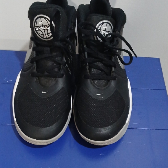 Nike Kids Black and White Sneakers, Gentle Used, Sz 6 , No Box - Picture 6 of 7